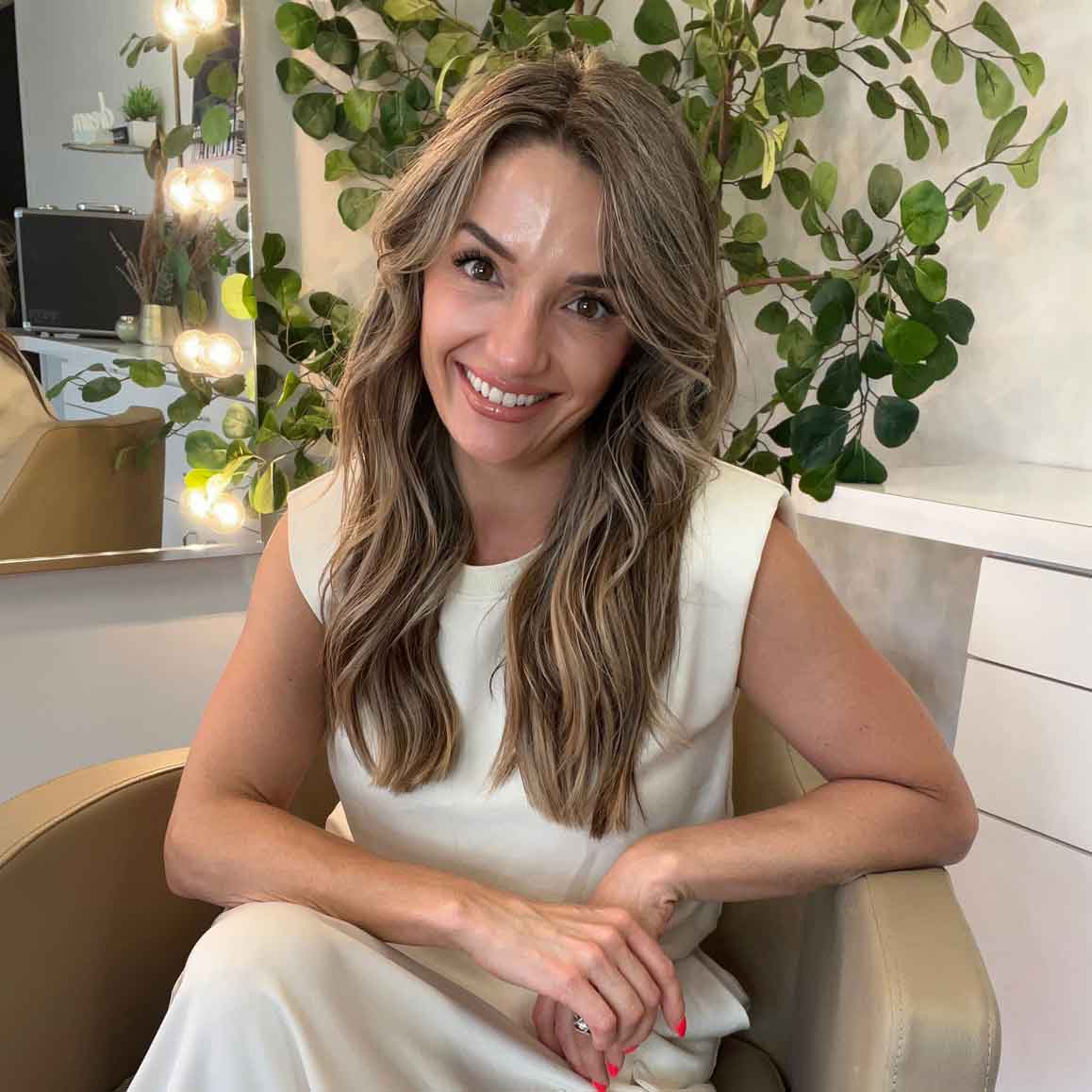 LOX Extensions @kirstyn_yanniello.  Kirstyn  designs LOX Extensions to have easy maintenance, damage-free application, and style versatility. Shop professional, clip-in hair extensions or hair pieces at www.loxhairextensions.com. #loxextensions #beautybykirstyn